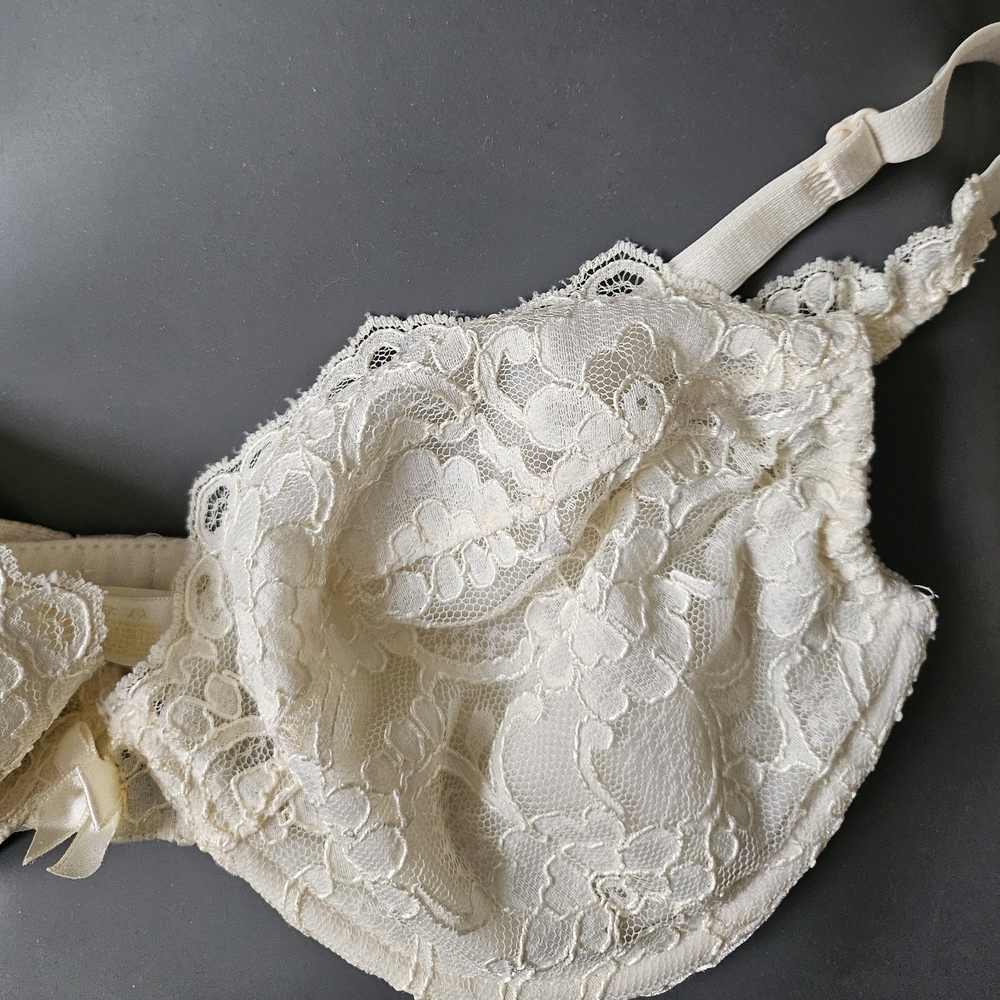 VS Gold Label Vintage Cream Lace Underwire Bra! Like NEW!! - Picture 2 of 16